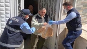 Büyükşehir İzmir'e ekmek dağıtıyor