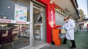 İzmir'de atık maske ve eldivenlere özel tıbbi kova