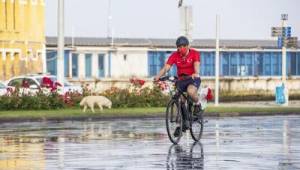 Başkan Soyer kutlamalara bisikletiyle katıldı