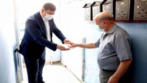 Başkan Tugay'dan 68 yıllık esnafa vefa