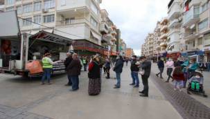 Başkan Sandal, Depremde Hayatını Kaybedenler İçin Lokma Döktürdü, Karanfil Bıraktı