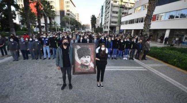 İzmir'de Ata'ya saygı için hayat durdu