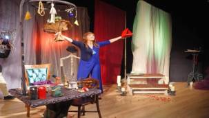 Berna Laçin'den Tek Kişilik Performans