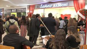 İzmir'in İlk Avm Tiyatrosu Perdelerini Palmiye'de Açtı