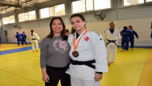 Yunusemre Belediyespor Başarıya Doymuyor