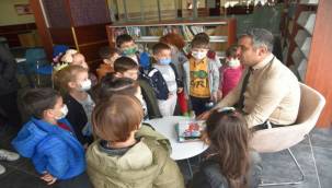 Yunusemre'de minikler kütüphane ile tanıştı