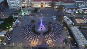 Büyükşehir Belediyesi ilk iftar yemeğini Konak Meydanı'nda düzenledi