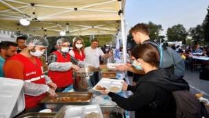 Egeli öğrenciler Kızılay sayesinde iftarda buluştu