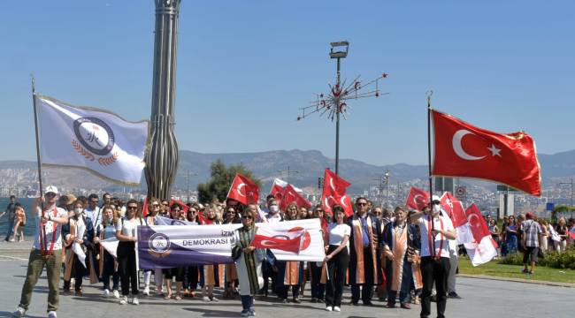 İzmir Demokrasi Üniversitesi'nden "Demokrasi Yürüyüşü"