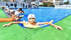 İzmirli minikler portatif havuzlara kavuştu