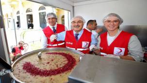 Türk Kızılay İzmir Şubesi'nden Vatandaşlara Aşure İkramı