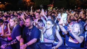 Lil Zey ilk solo konserini "Evim" dediği İzmir Fuarı'nda verdi