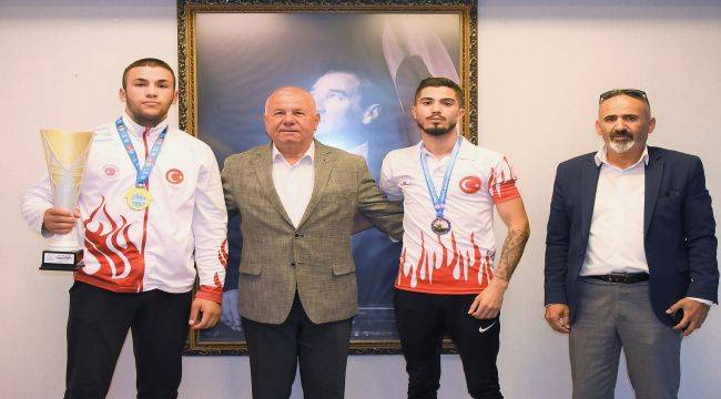  Başkan Karakayalı Şampiyon Sporcuları Ağırladı