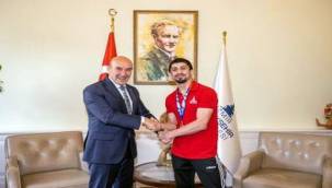 Başkan Soyer, Dünya şampiyonu Kerem Kamal'ı kutladı