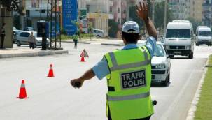 Polise bıçakla saldıran şahıs öldü