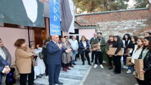 İZSİAD üyelerinden eğitime bilgisayar desteği