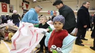 Bergamalı gençler depremzedeler için çalıştı