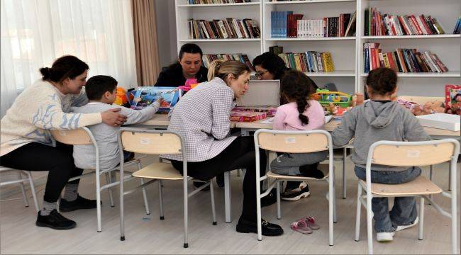 Bornova Belediyesi depremzede çocuklara oyun alanı kurdu