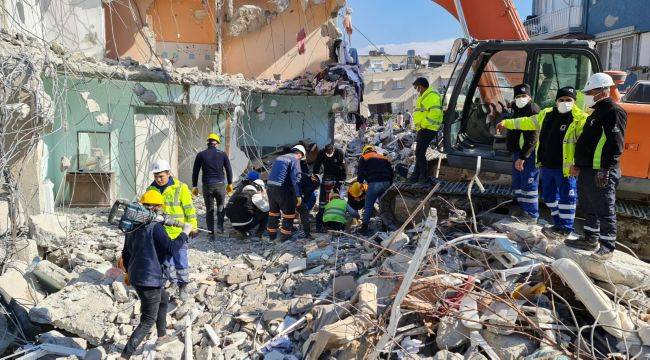 İZSU, 203 teknik personel, 72 araç ve iş makinesi ile deprem bölgesinde 
