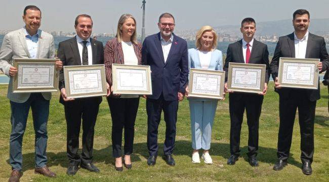 AK Parti İzmir'in Vekilleri Mazbatalarına Kavuştu