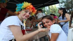 Bornova Belediyesi'nin 'Gezici Eğlence Parkı' yolaçıktı