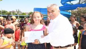 Torbalı'da yüzme öğrenen öğrenciler sertifikalarını aldı