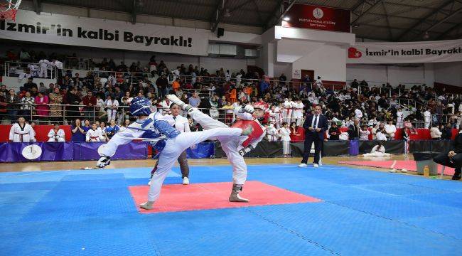 Bayraklı'da Cumhuriyet coşkusu sporla başladı