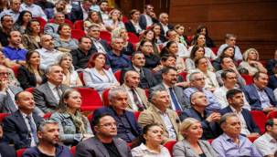 Soyer, "İzmir Türkiye'ye yeni deniz feneri olmaya muktedir"