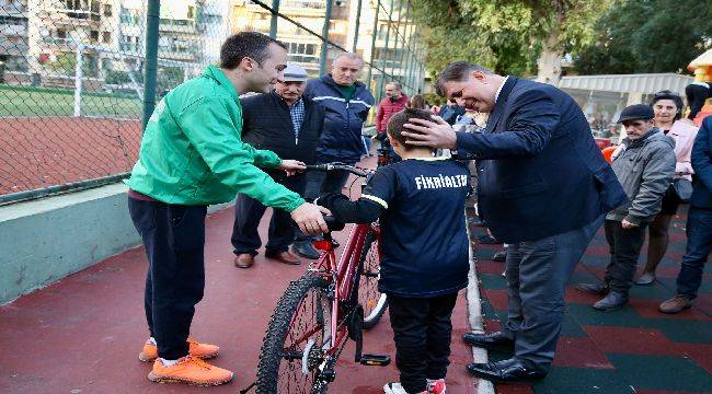 Karşıyaka'da Çocuklar Hayallerindeki Bisikletlere Kavuştu