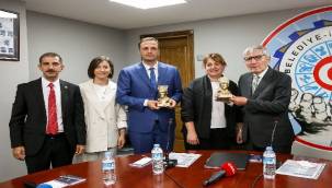 Bornova'da ilk TİS kadrolu işçiler için imzalandı