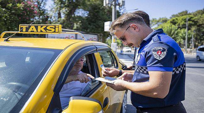 İzmir'de zabıta ekiplerinden yolcu kılığında taksi denetimi 