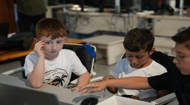 İzmirli çocuklar robotik dünyasıyla tanıştı