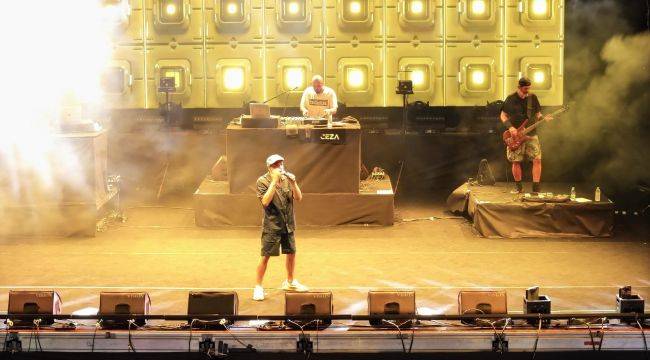 Ceza, İzmir'den barış mesajı verdi