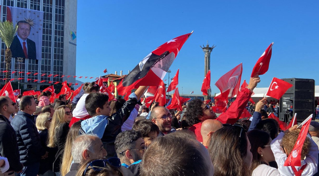 Cumhuriyet'in 102. Yılı İzmir'de Coşku ve Gururla Kutlandı