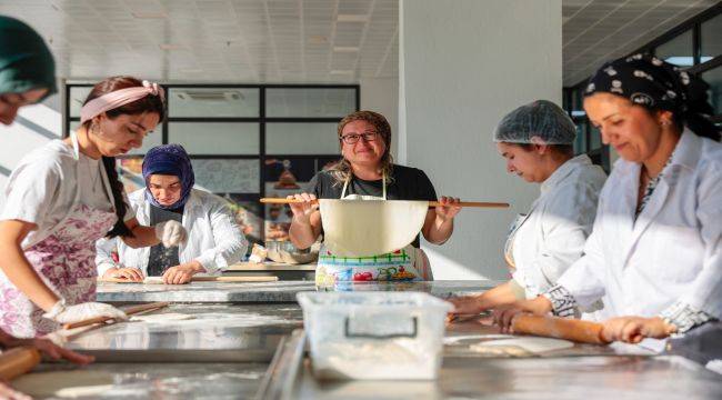 Konak'ın Hamur Ürünleri Yapımı Kursu mezunlarını verdi