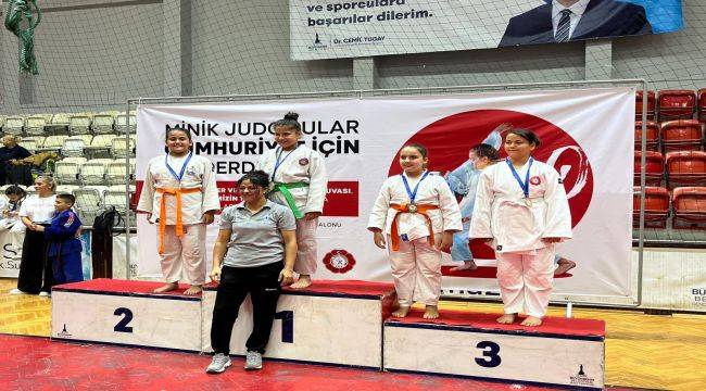 Konak'ın judo takımı ilk turnuvadan madalyalarla döndü