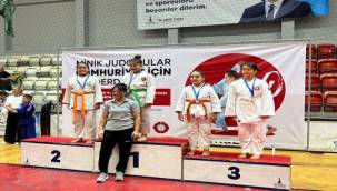 Konak'ın judo takımı ilk turnuvadan madalyalarla döndü