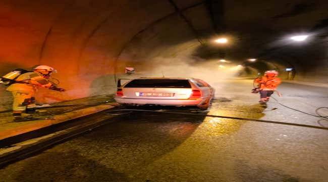 Konak Tünelleri'ndeki araç yangınına itfaiyeden hızlı müdahale