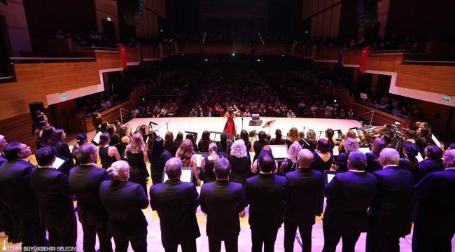 Bedia Akartürk'ten Büyükşehir korosuna yeni yıl sürprizi