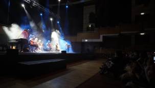 Dünyaca ünlü piyanist İzmir'de ayakta alkışlandı