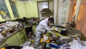 Konak Belediyesi'nden çöp ev operasyonu: 4 kamyon atık çıktı