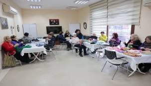 İyilik örüyor, çocukların yüreklerini ısıtıyorlar