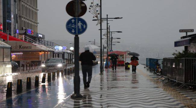 İzmir Büyükşehir Belediyesi ekipleri sağanak yağış ve fırtına nedeniyle seferber oldu