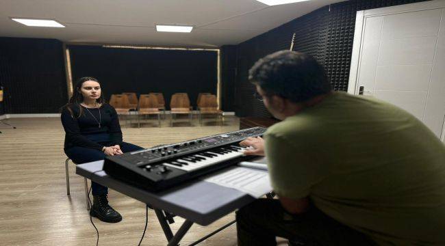 İzmir Büyükşehir Belediyesi gençlerin sanat yolculuğunu destekliyor