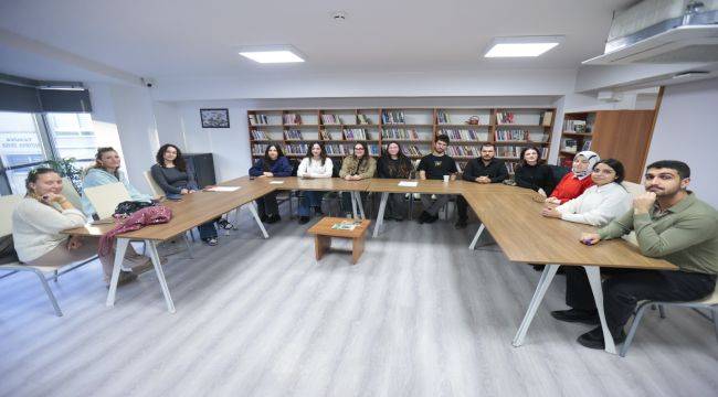 Konak'ta gençler yabancı dilini konuşarak geliştiriyor