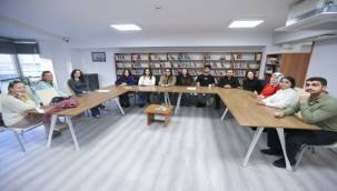 Konak'ta gençler yabancı dilini konuşarak geliştiriyor