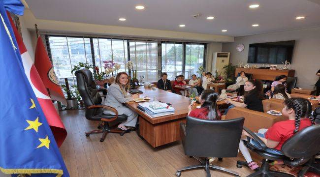 Başkan Mutlu makamını çocuklara devretti