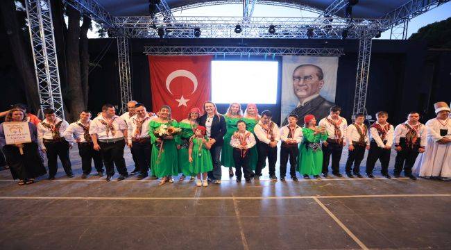 Konak'ın Halk Oyunları Şenliği 20. yıl gururu yaşattı