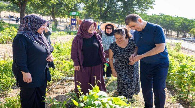 Toprakla buluşan kadınlar, hasat sevincini Başkan Tugay'la yaşadı