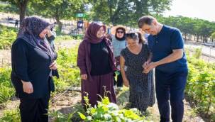 Toprakla buluşan kadınlar, hasat sevincini Başkan Tugay'la yaşadı